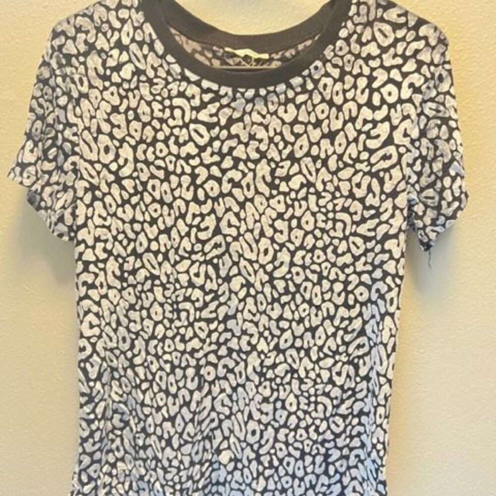 AndTheWhy Womens Leopard Print Short Sleeve Top